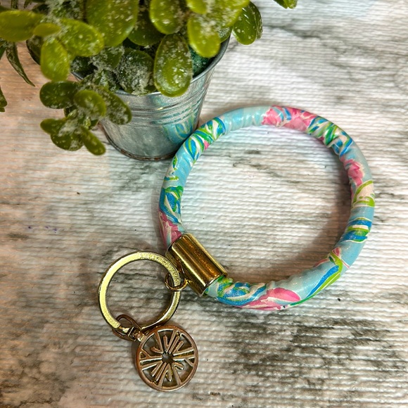 Lilly Pulitzer Accessories - Lilly Pulitzer Totally Blossom Round Keychain Holder